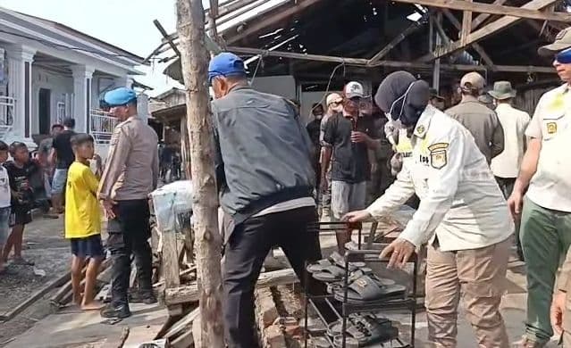 puluhan_warga_bagan_baru_tolak_digusur_dari_lahan_pemkab_32_rumah_dibongkar_