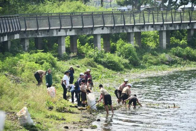 ratusan_anggota_pramuka_kwarcab_samosir_bersihkan_danau_toba