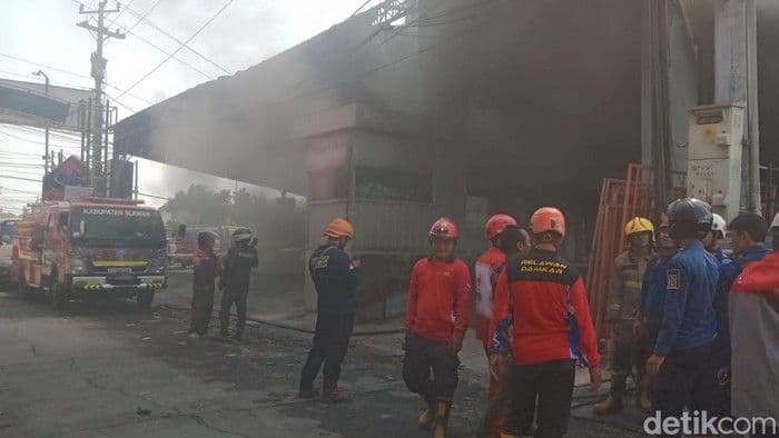 seratusan_motor_hangus_terbakar_dalam_kebakaran_toko_bangunan_di_sleman