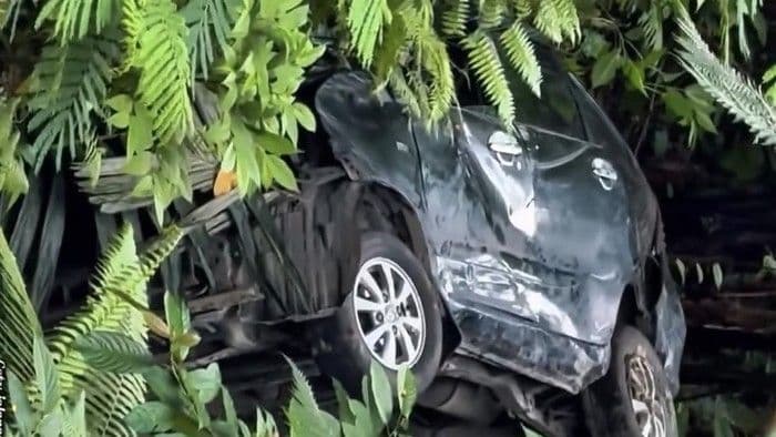 mobil_masuk_jurang_di_jalur_medanberastagi_tiga_orang_selamat