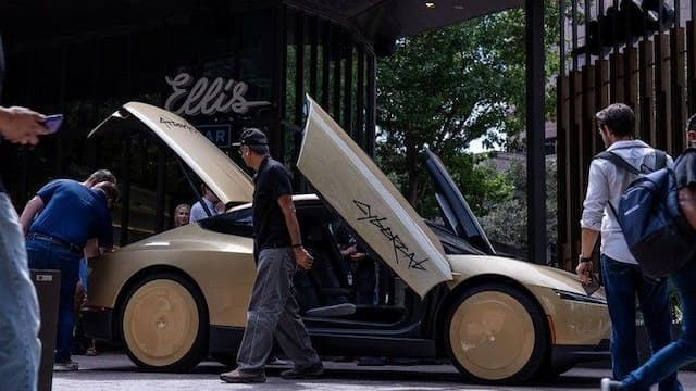 tesla_luncurkan_taksi_tanpa_sopir_resmi_beroperasi_di_6_kota_as_