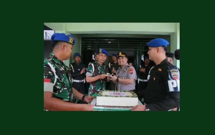 kapolres_tebing_tinggi_beri_kue_hut_ke81_tni_perkuat_sinergitas_tnipolri