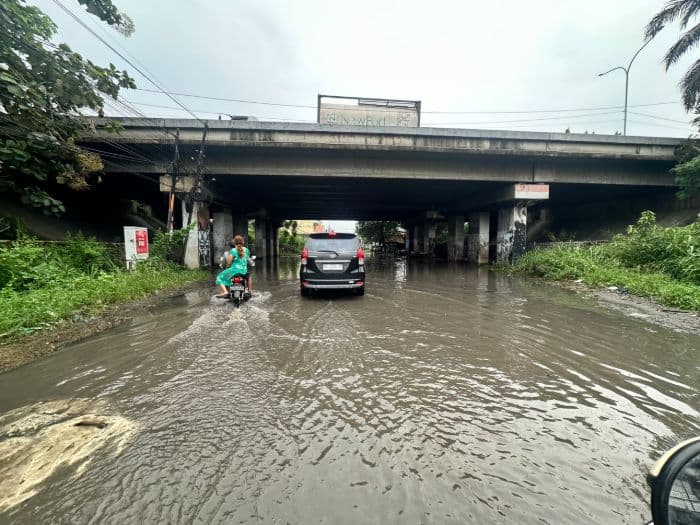 jadi_langganan_banjir_jalan_garuda_raya_perumnas_mandala_dikeluhkan_warga