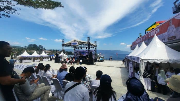 294719_wisatawan_datang_ke_parapat_tapi_tak_ada_event_besar_sepanjang_2026