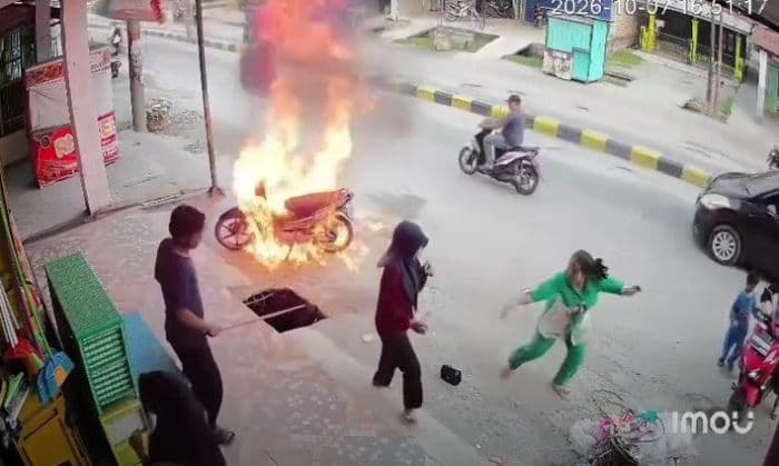 api_menyambar_saat_mesin_dihidupkan_motor_hangus_terbakar_di_tanjung_tiram