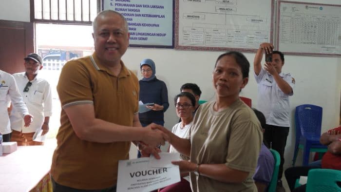 korban_puting_beliung_toba_dapat_bantuan_material_dan_sembako_dari_pt_bdsn