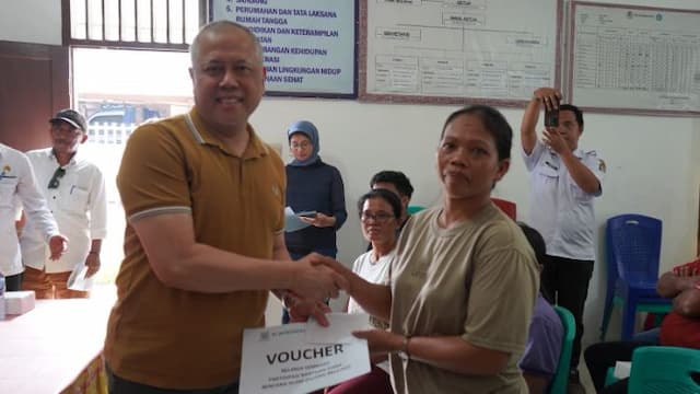 korban_puting_beliung_toba_dapat_bantuan_material_dan_sembako_dari_pt_bdsn