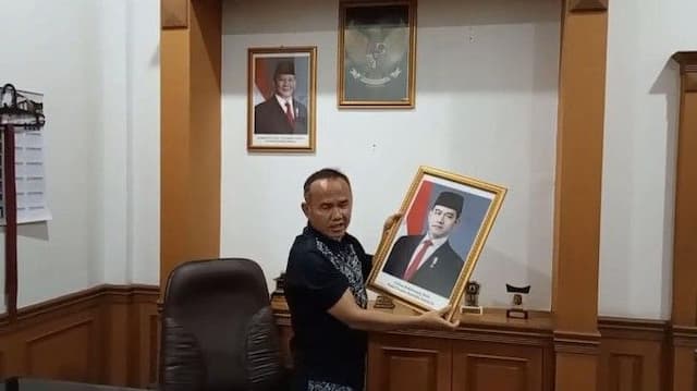 protes_polemik_ijazah_gibran_wakil_ketua_dprd_sukabumi_turunkan_foto_wapres