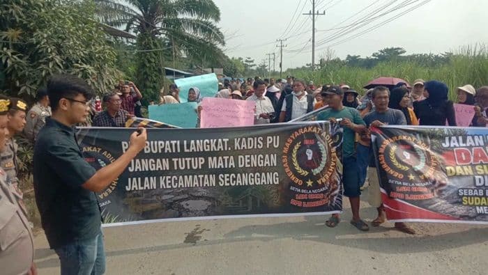 ratusan_warga_secanggang_desak_pemkab_langkat_segera_perbaiki_jalan_rusak