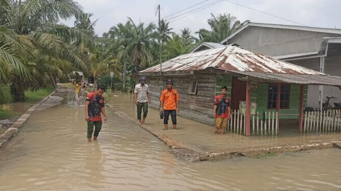 empat_sungai_meluap_ratusan_rumah_warga_di_batu_bara_terendam_banjir