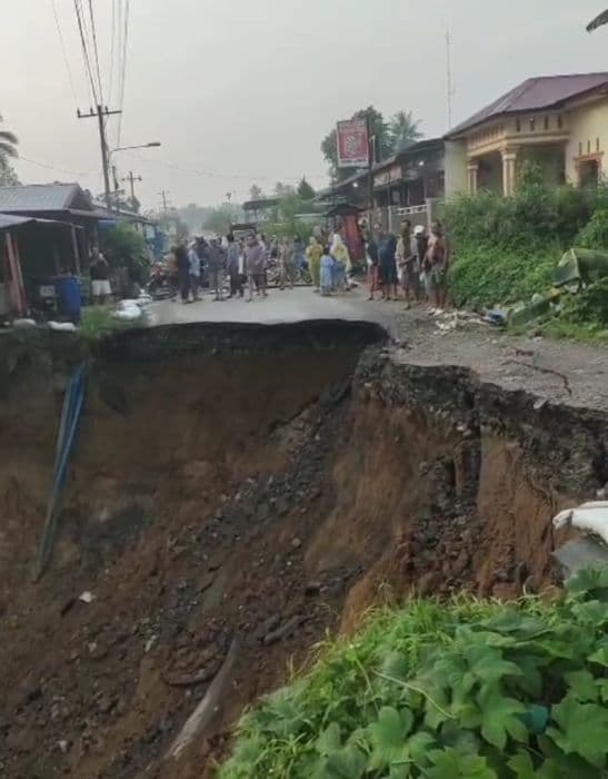 jalan_tiga_juhar_deli_serdang_longsor_akses_ke_gunung_meriah_dan_saribudolok_terputus