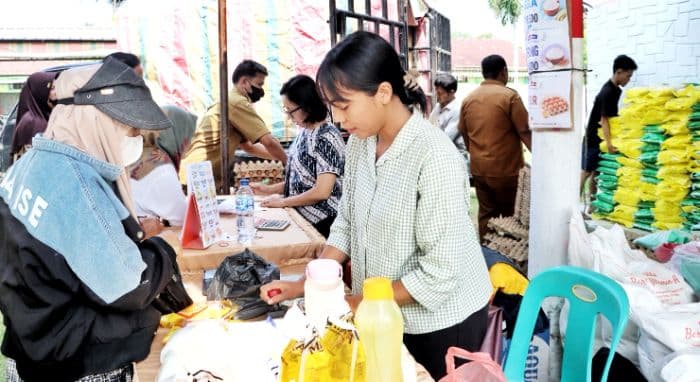 55_ton_beras_sphp_disalurkan_lewat_gerakan_pangan_murah_simalungun