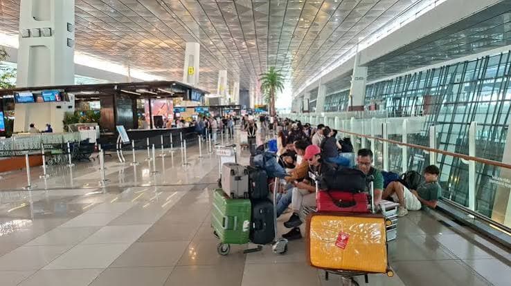 abu_anak_krakatau_menjauh_8_bandara_kembali_buka_erupsi_masih_berlangsung_