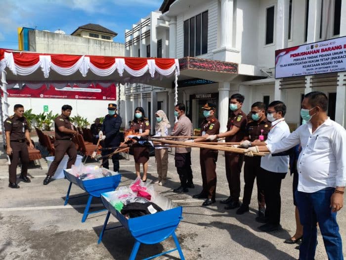 kejari_toba_musnahkan_barang_bukti_50_perkara_inkracht_didominasi_narkotika