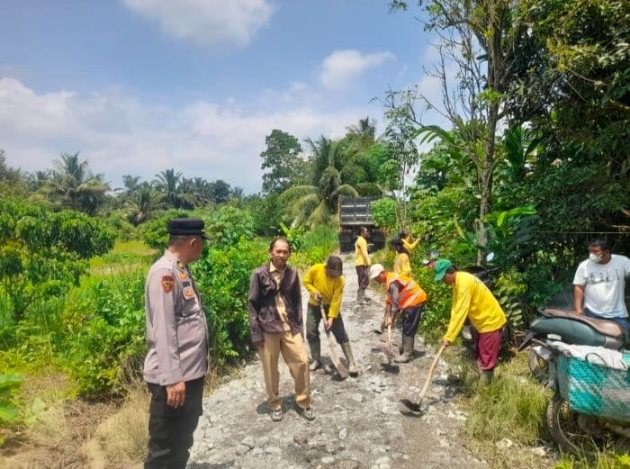 polisi_aktifkan_jalur_alternatif_pascalongsor_di_desa_tiga_juhar