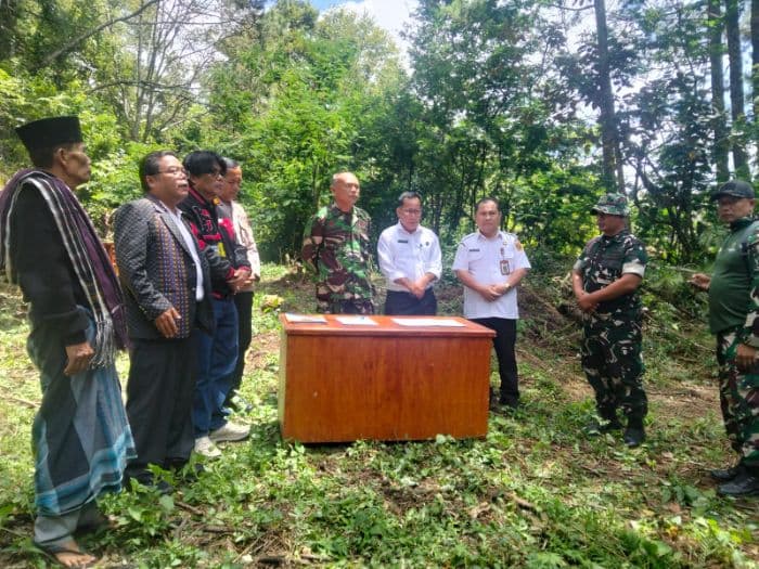 tni_buka_jalan_alternatif_penghubung_desa_silalahi_i_dan_silalahi_iii