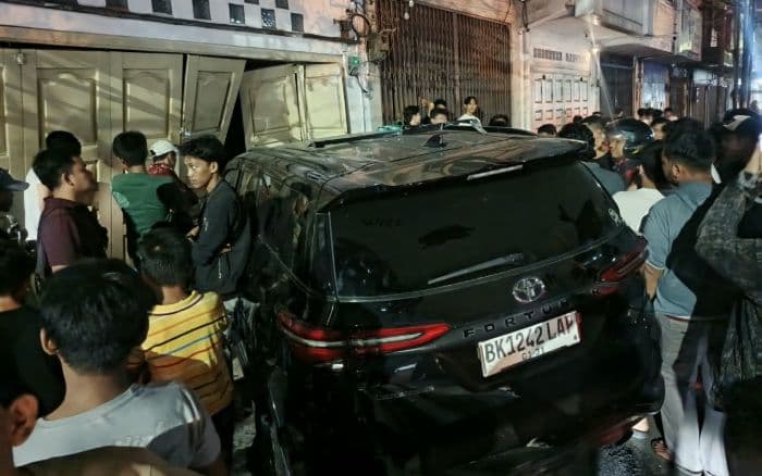 fortuner_hitam_hantam_ruko_di_jalan_brigjen_katamso_medan_bagian_depan_ringsek