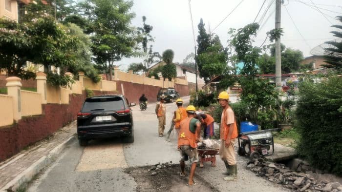 jalan_talun_sungkit_diperbaiki_pengguna_jalan_keluhkan_debu_dan_perjalanan_tersendat