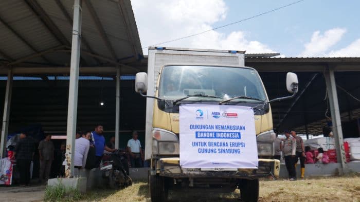 aqua_berastagi_salurkan_10000_air_mineral_untuk_warga_terdampak_erupsi_gunung_sinabung