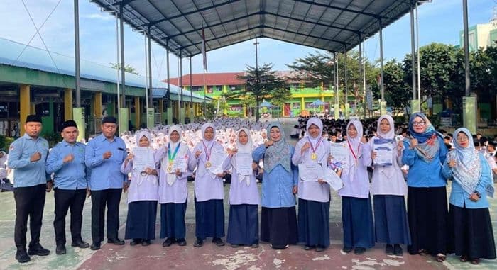 tujuh_siswi_mtsn_2_medan_borong_medali_olimpiade_tingkat_nasional