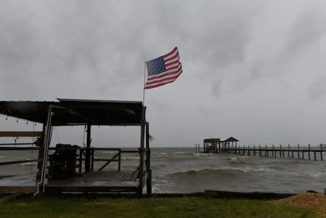 badai_isaias_picu_banjir_dan_pemadaman_listrik_di_florida_dan_alabama