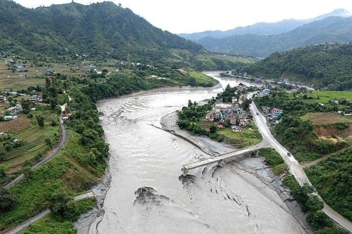banjir_bandang_nepal_hancurkan_jembatan_dan_ancam_plta_ini_dua_bahaya_yang_mengintai_himalaya