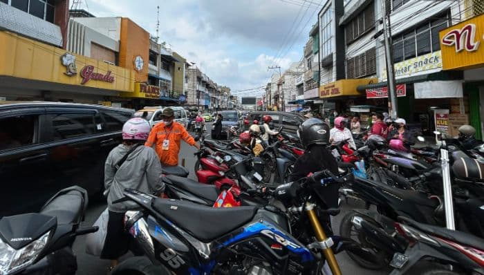 jalan_sutomo_pematangsiantar_macet_total_parkir_berlapis_di_depan_roti_ganda_pemicunya_