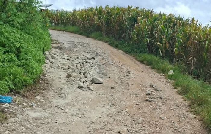 jalan_rusak_di_dairi_masih_bertebaran_bupati_justru_naikkan_tpp_asn_rp45_miliar_