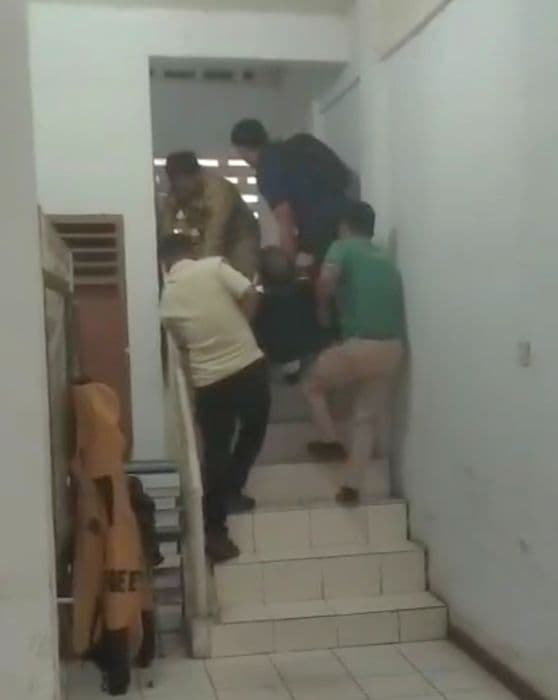 video_bupati_dairi_vickner_sinaga_ditandu_dengan_kursi_roda_beredar_di_medsos