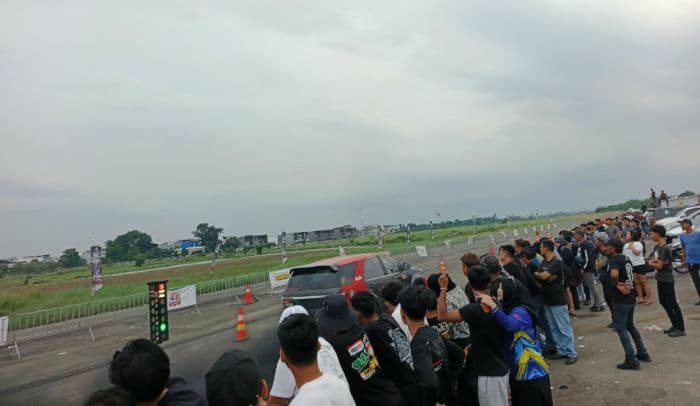 ribuan_pebalap_ramaikan_drag_race_dan_drag_bike_piala_gubsu_di_eks_bandara_polonia_