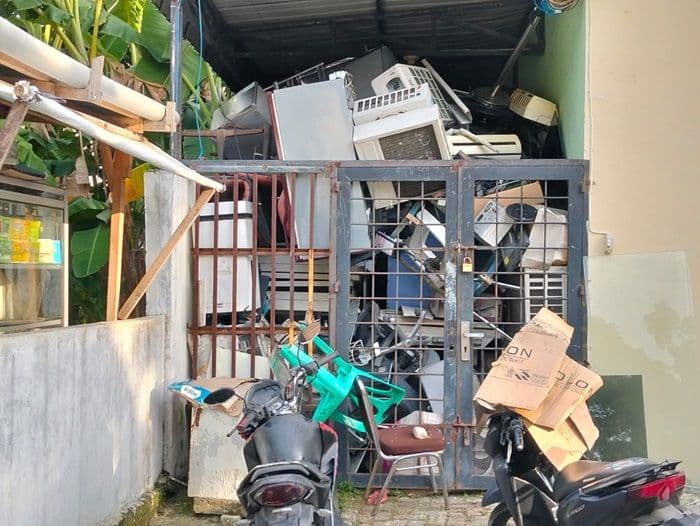 barang_rongsokan_menumpuk_di_belakang_rsud_amri_tambunan_pengunjung_keluhkan_pemandangan