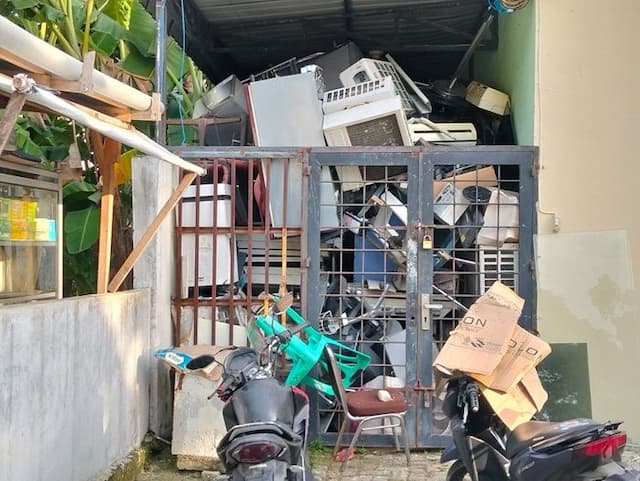 barang_rongsokan_menumpuk_di_belakang_rsud_amri_tambunan_pengunjung_keluhkan_pemandangan