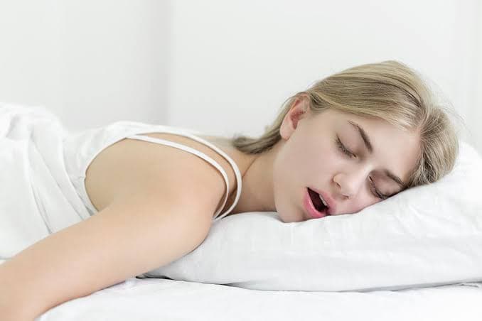 sering_mengigau_saat_tidur_ini_penyebab_dan_kapan_harus_diwaspadai
