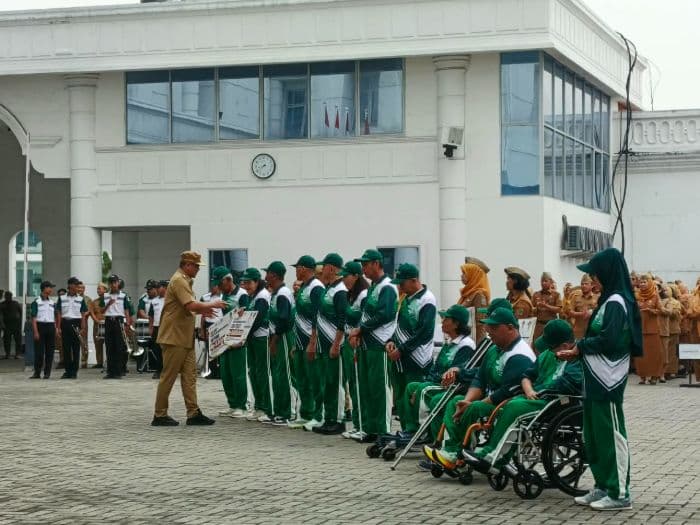 bobby_nasution_anugerahi_penghargaan_13_atlet_legendaris_sumut