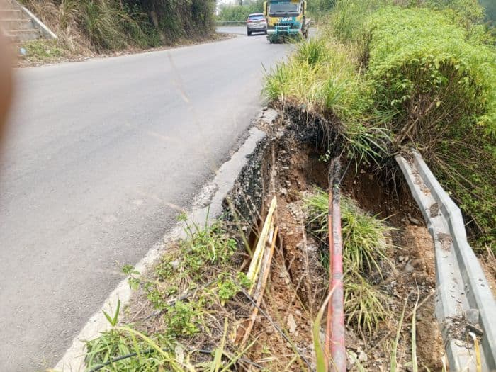 longsor_gerus_tepi_jalinsum_di_toba_guardrail_ikut_amblas