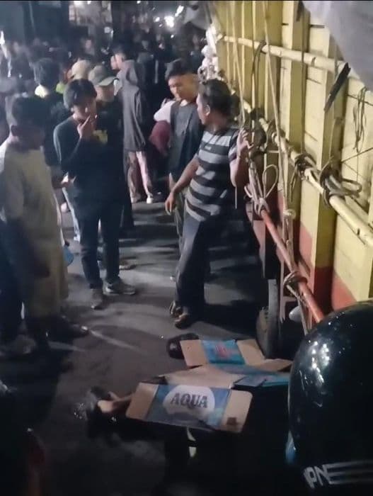 pemotor_hantam_lubang_jalan_di_patumbak_terjatuh_dan_tewas_ditabrak_truk