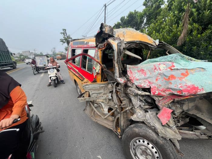 kecelakaan_beruntun_di_perbaungan_sopir_angkot_tewas_dan_9_orang_lukaluka