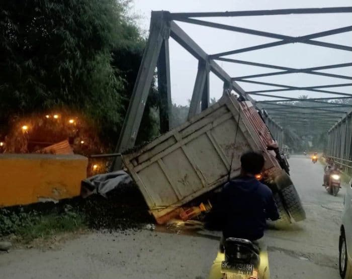 truk_fuso_terperosok_di_jembatan_sungai_wampu_langkat_jalan_berlubang_tak_kunjung_diperbaiki