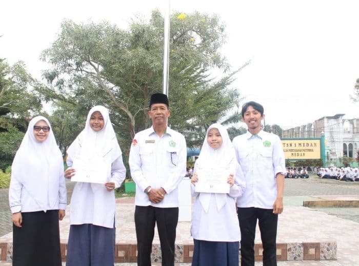 dua_siswi_mtsn_1_medan_raih_juara_1_nasional_merdeka_essay_award_2026