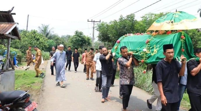pedagang_tewas_tertimpa_pohon_di_lapangan_merdeka_binjai_dimakamkan_pemko_beri_santunan_