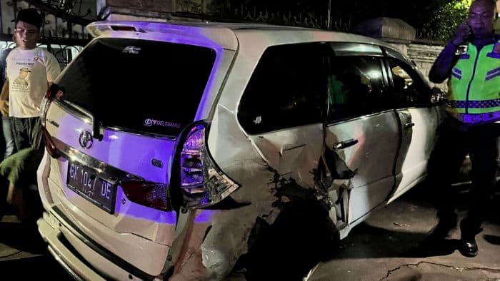 tunggu_order_usai_turunkan_penumpang_driver_online_kaget_avanzanya_ditabrak_ertiga