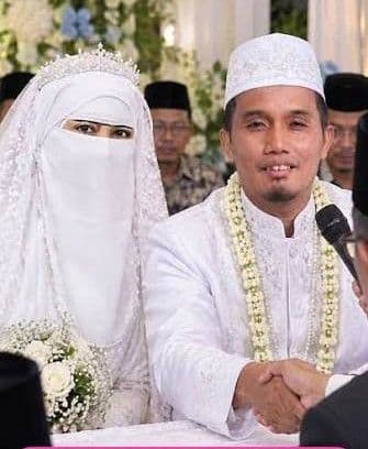 umi_pipik_dan_ustaz_maulana_dikabarkan_menikah_foto_di_pelaminan_ternyata_editan