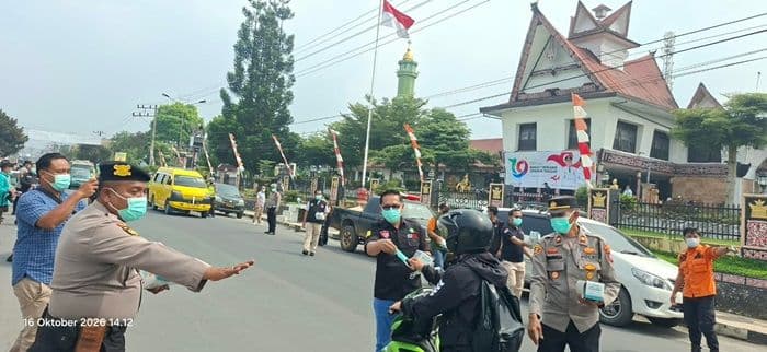kabut_asap_menebal_pemkab_dairi_bagikan_masker_kepada_warga