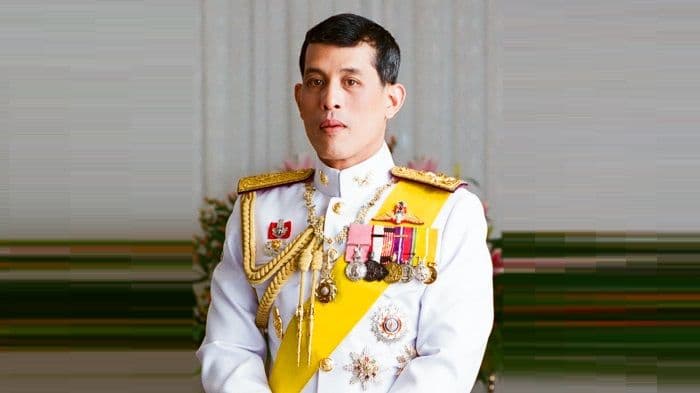 vajiralongkorn_ke_vietnam_disambut_21_tembakan_meriam_dan_doa_di_pagoda