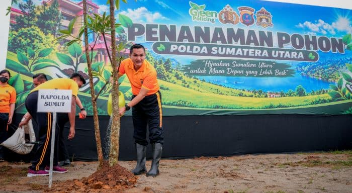 irjen_sonny_tanam_pohon_di_lingkungan_polda_sumut_dorong_program_green_policing