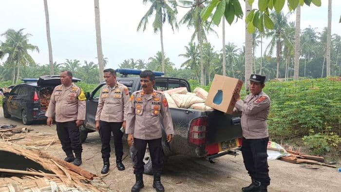 kapolres_batu_bara_bantu_material_bangunan_untuk_bangun_kembali_rumah_warsini_yang_roboh