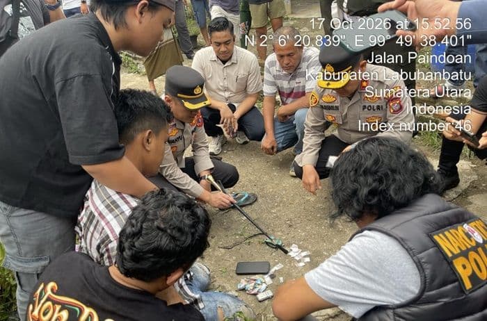polres_labuhanbatu_amankan_2_pria_dalam_operasi_sarang_narkoba_sabu_2036_gram_disita