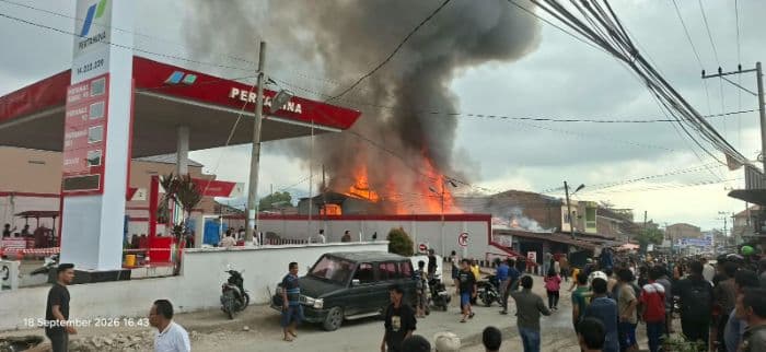 disertai_ledakan_kebakaran_dekat_spbu_di_sidikalang_gegerkan_warga