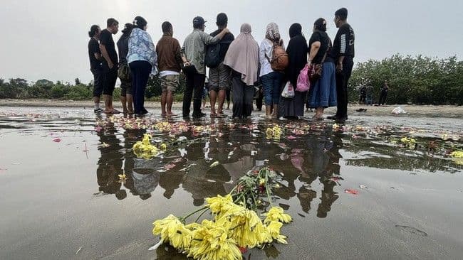 operasi_sar_jurnalis_dan_awak_kapal_dihentikan_keluarga_tabur_bunga_di_selat_sunda