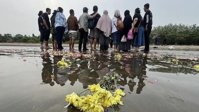 operasi_sar_jurnalis_dan_awak_kapal_dihentikan_keluarga_tabur_bunga_di_selat_sunda